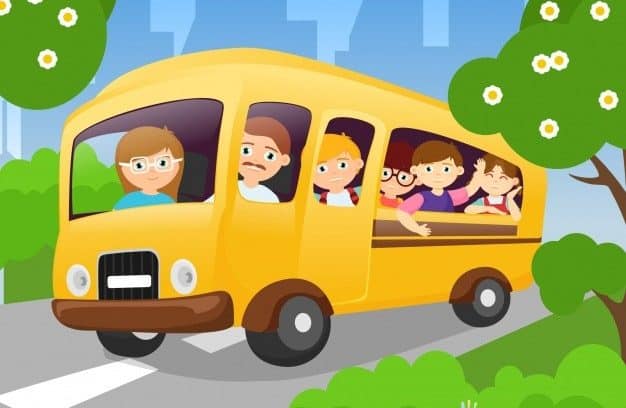 Żółty autobus szkolny z dziećmi na tle miasta i drzew