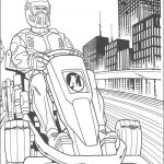 Kolorowanka ActionMan na motocyklu w mieście do druku.