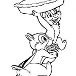 Kolorowanka Chip i Dale z koszem pełnym owoców i warzyw.