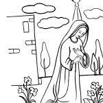 Kolorowanka Maryja z aureolą i ptakiem nad głową, w tle drzewa i chmury.
