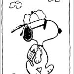 Snoopy z balonem i chmurami, czarno-biała kolorowanka do druku.