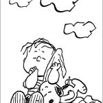 Snoopy z przytulanką, idealna do druku dla dzieci.