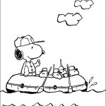 Snoopy na łodzi do kolorowania, czarno-biała ilustracja.