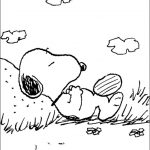 Snoopy leżący na trawie z chmurami na niebie, do druku dla dzieci.