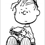 Snoopy z książką do kolorowania dla dzieci, czarno-biały obrazek.