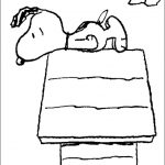Snoopy leżący na dachu z chmurami w tle, do kolorowania dla dzieci.