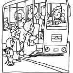 Dzieci wsiadają do autobusu, kolorowanka do druku.