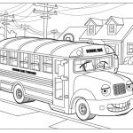 Kolorowanka autobusu szkolnego z napisem 'School Bus' i domami w tle.