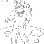 Kosmonauta w skafandrze na powierzchni planety z księżycem w tle.