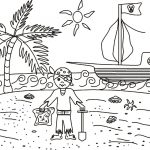 Dziecko w pirackim stroju na plaży z statkiem w tle.