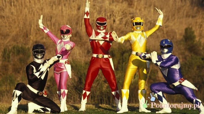 Pięciu Power Rangers w czarnym, różowym, czerwonym, żółtym i niebieskim stroju - obraz wyróżniony