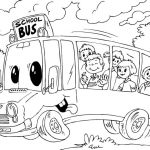 Dzieci w autobusie szkolnym do kolorowania, czarno-biały obraz.