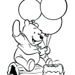 Misiu trzyma balony i siedzi na pniu drzewa, kolorowanka dla dzieci.