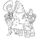 Postacie z Toy Story dekorują choinkę na święta Bożego Narodzenia.