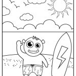 Dziecko na plaży z deską surfingową i słońcem na niebie.