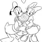 Minnie i Daisy w ramionach, symbol miłości, do kolorowania dla dzieci.