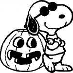 Snoopy z dynią do kolorowania dla dzieci.