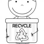 Dziecko trzymające pojemnik na recykling z symbolem recyklingu.
