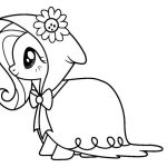 Kolorowanka Fluttershy z kwiatem na głowie, do druku i kolorowania.