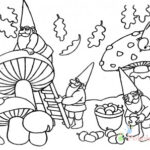 Kolorowanka z gnomami, grzybami i magicznym lasem do druku.