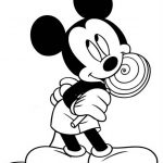 Kolorowanka Mickey Mouse trzymający lizaka do wydrukowania.