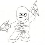 Czarno-biała kolorowanka Ninjago z ninja z bronią dla dzieci.