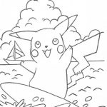 Kolorowanka Pikachu na plaży z chmurami i statkiem.