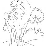 Prosta czarno-biała ilustracja wielbłąda z torbami na grzbiecie.