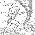 Kolorowanka Wonder Woman walcząca z tornado dla dzieci.