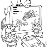 Dzieci kolorujące obrazek z Toy Story i kosmitami.