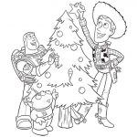 Postacie z Toy Story dekorują choinkę w kolorowance do druku.